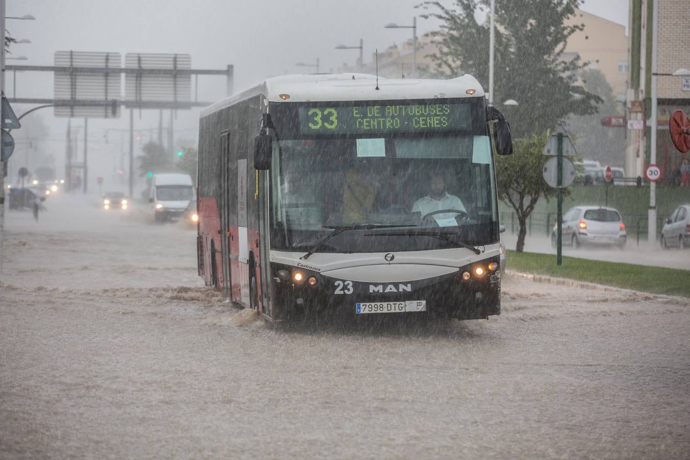 Una tromba anegó calles en la capital e inundó una treintena de garajes en Atarfe