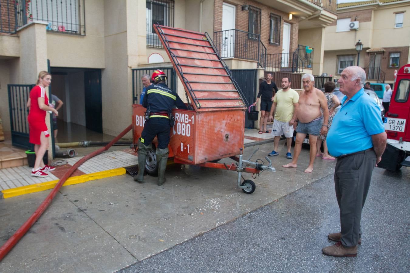 Una tromba anegó calles en la capital e inundó una treintena de garajes en Atarfe