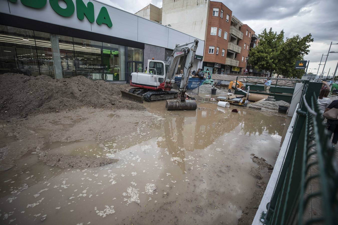 Una tromba anegó calles en la capital e inundó una treintena de garajes en Atarfe
