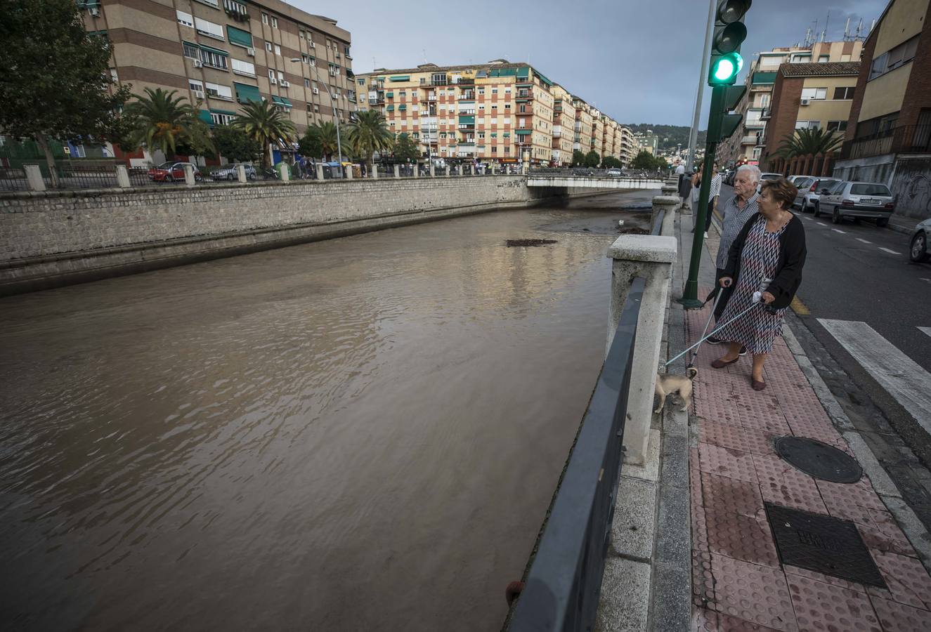 Una tromba anegó calles en la capital e inundó una treintena de garajes en Atarfe