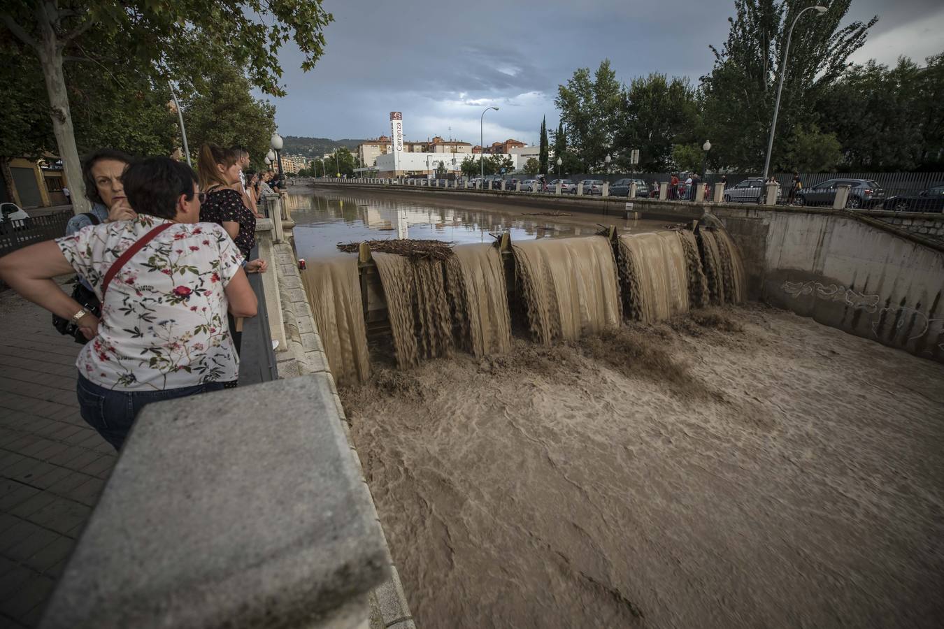 Una tromba anegó calles en la capital e inundó una treintena de garajes en Atarfe