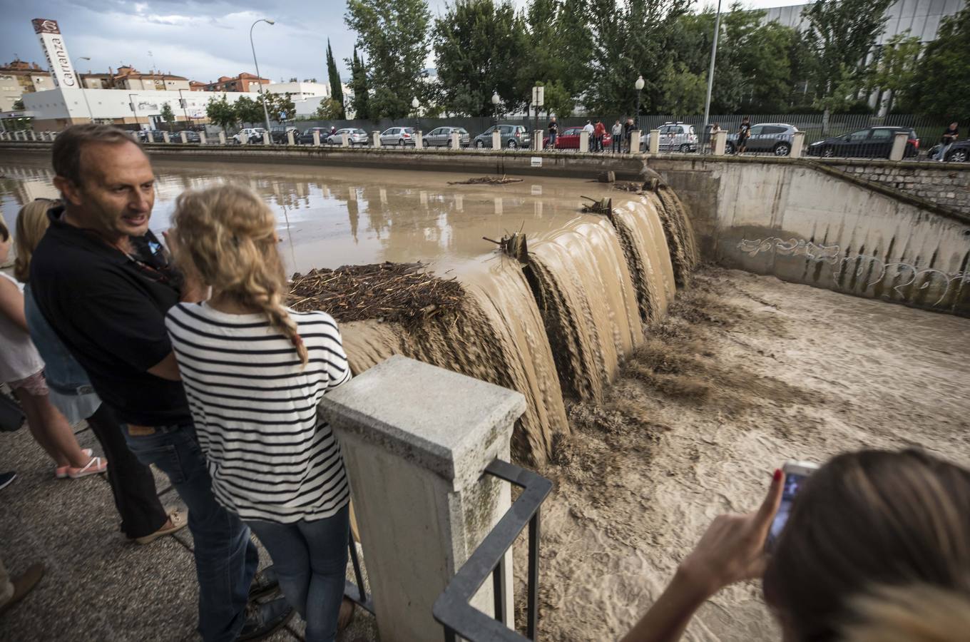 Una tromba anegó calles en la capital e inundó una treintena de garajes en Atarfe