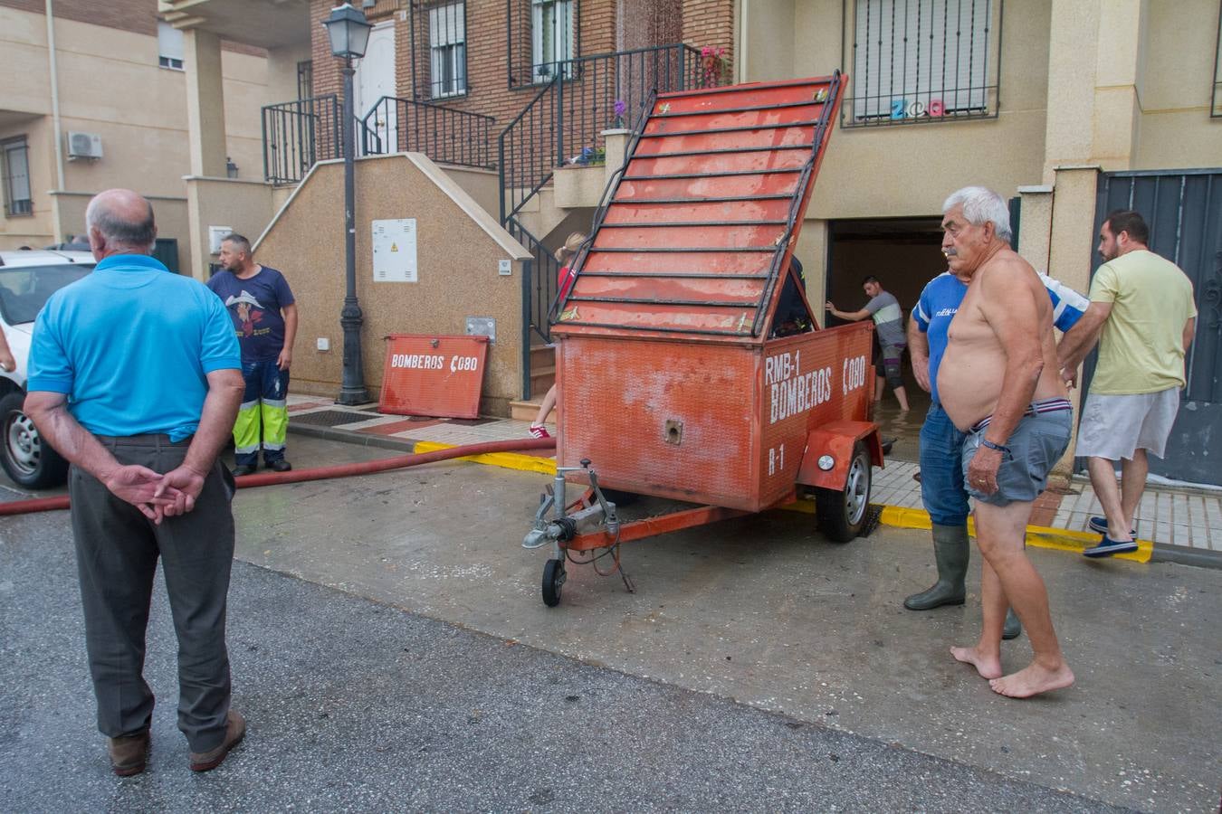Una tromba anegó calles en la capital e inundó una treintena de garajes en Atarfe