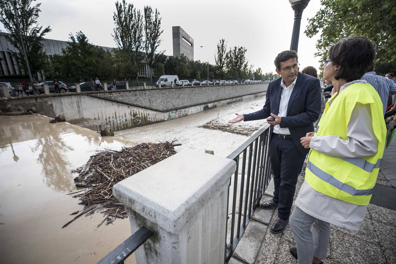 Una tromba anegó calles en la capital e inundó una treintena de garajes en Atarfe