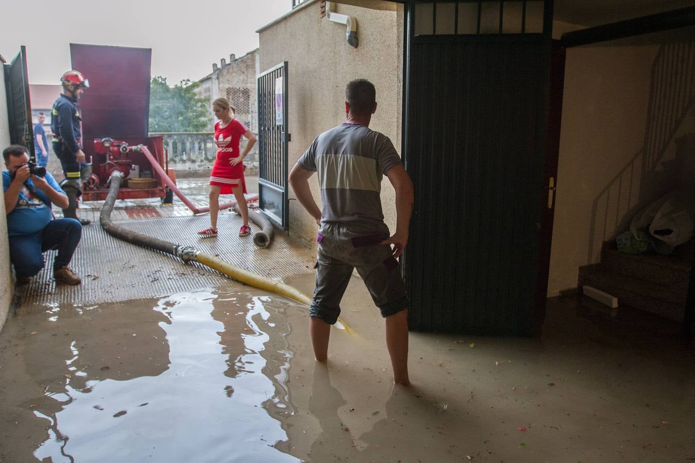 Una tromba anegó calles en la capital e inundó una treintena de garajes en Atarfe