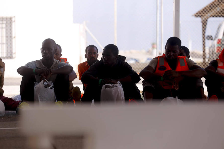 La Guardamar Polimnia ha trasladado a Motril a 118 ocupantes de tres embarcaciones y el resto están a salvo en otras dos barcos de Salvamento, a la espera de decidir a qué puerto los trasladan