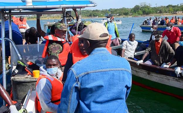 Equipos de rescate en el Lago Victoria. 