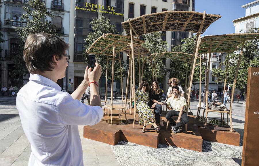 Hasta final de mes, la ciudad se convierte en una gran sala de exposición que acoge las obras de los artistas reunidos por Cervezas Alhambra