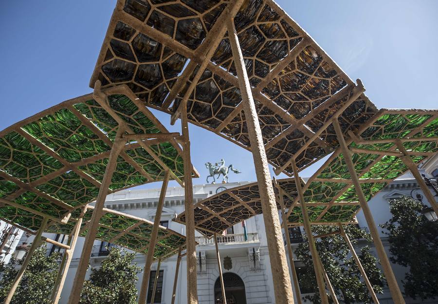 Hasta final de mes, la ciudad se convierte en una gran sala de exposición que acoge las obras de los artistas reunidos por Cervezas Alhambra