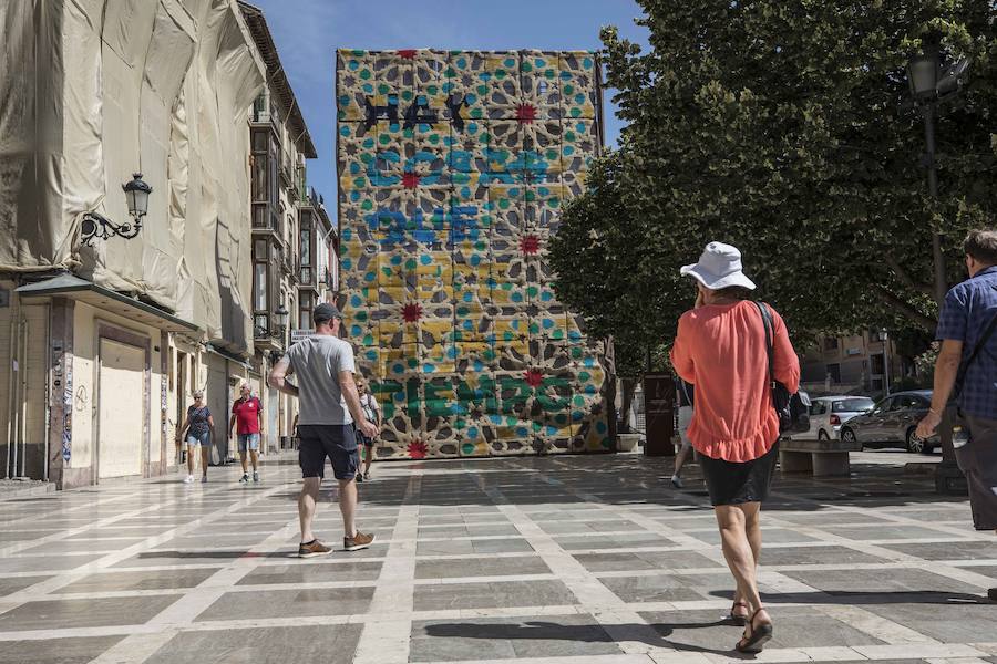 Hasta final de mes, la ciudad se convierte en una gran sala de exposición que acoge las obras de los artistas reunidos por Cervezas Alhambra