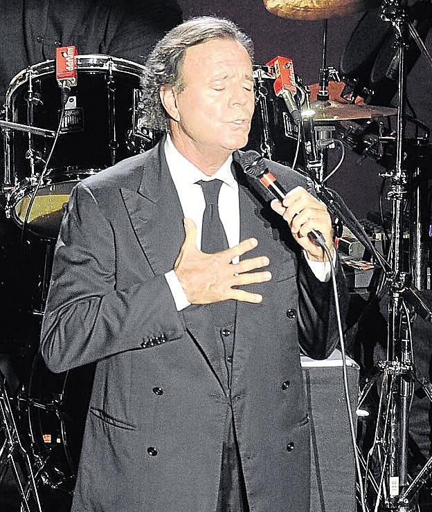 Julio Iglesias, en uno de sus últimos conciertos. :: efe