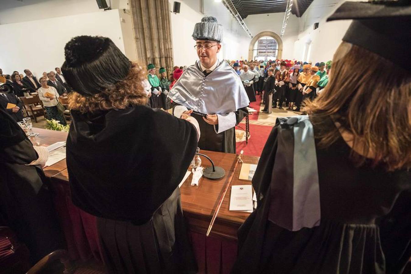 Fotos: La procesión de profesores y estudiantes abre el curso en la UGR