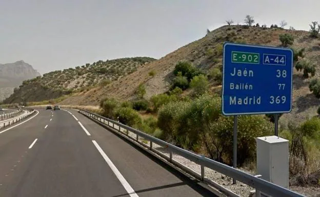 Siete heridos leves tras chocar un autobús contra un quitamiedos en la A-44 de Jaén