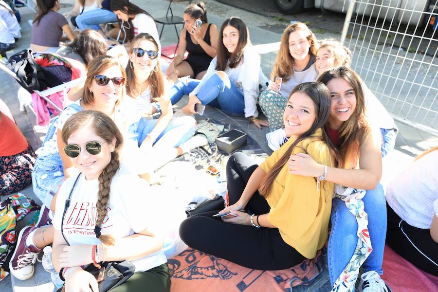 Los seguidores del cantante malagueño esperan en la Plaza de Toros de Granada para los conciertos de esta noche y mañana