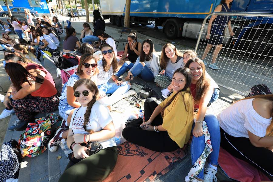 Los seguidores del cantante malagueño esperan en la Plaza de Toros de Granada para los conciertos de esta noche y mañana