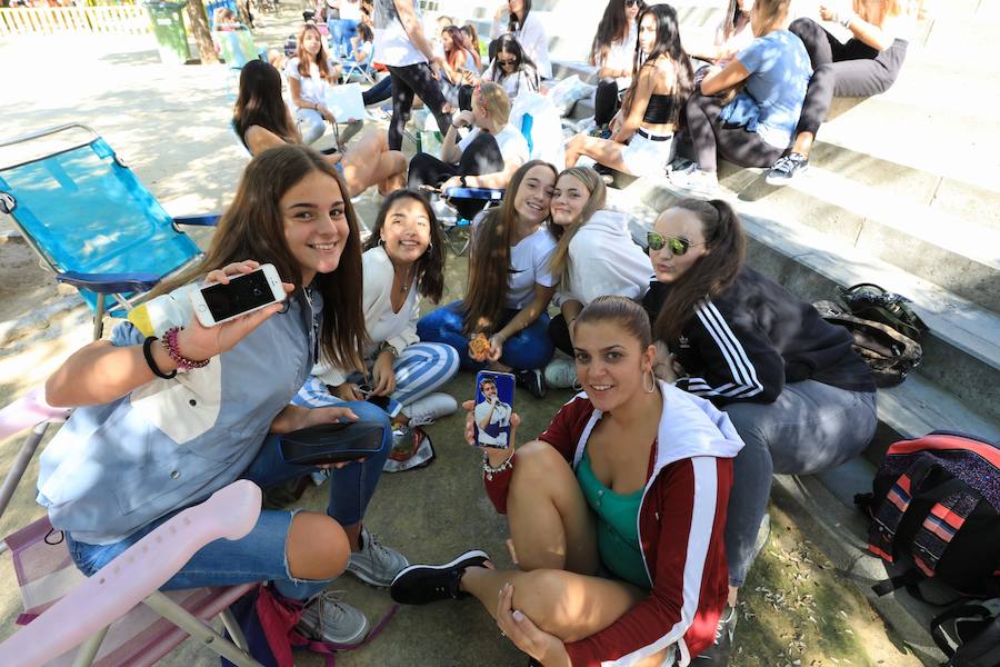 Los seguidores del cantante malagueño esperan en la Plaza de Toros de Granada para los conciertos de esta noche y mañana