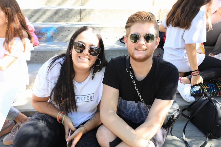 Los seguidores del cantante malagueño esperan en la Plaza de Toros de Granada para los conciertos de esta noche y mañana