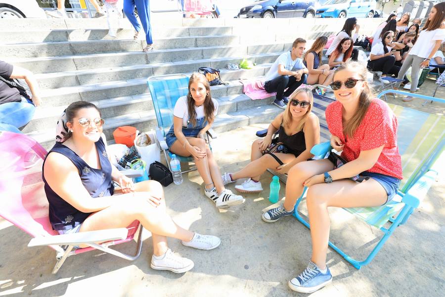 Los seguidores del cantante malagueño esperan en la Plaza de Toros de Granada para los conciertos de esta noche y mañana