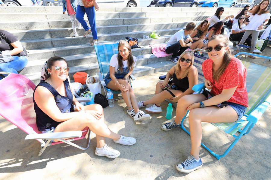 Los seguidores del cantante malagueño esperan en la Plaza de Toros de Granada para los conciertos de esta noche y mañana