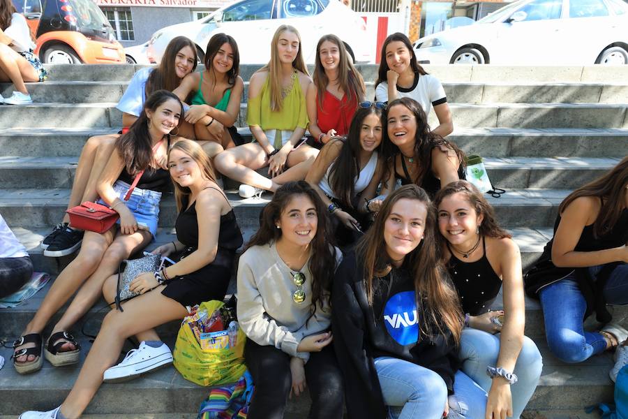 Los seguidores del cantante malagueño esperan en la Plaza de Toros de Granada para los conciertos de esta noche y mañana