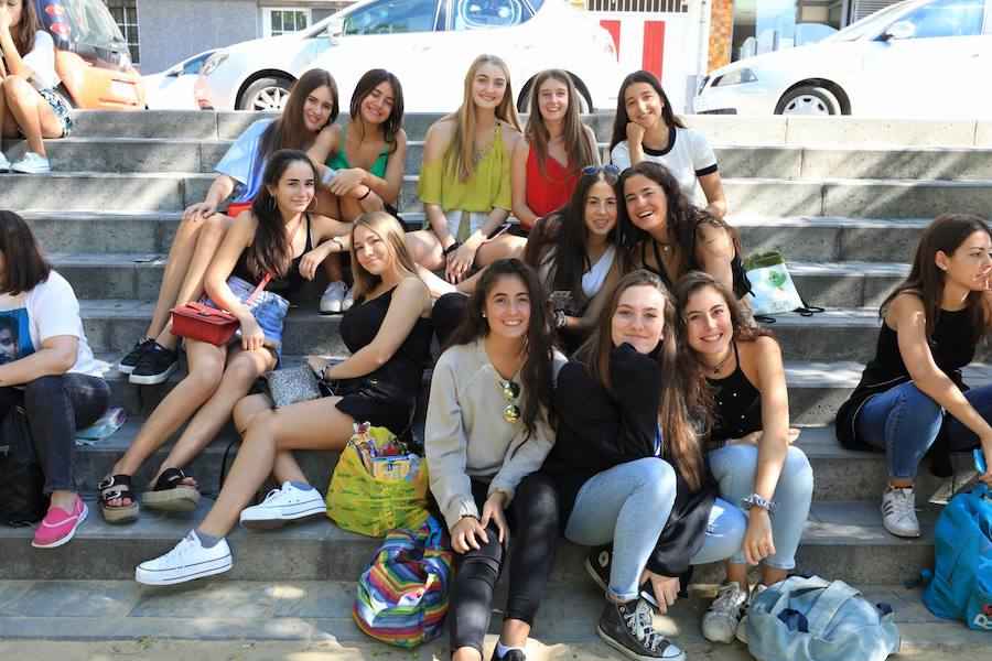 Los seguidores del cantante malagueño esperan en la Plaza de Toros de Granada para los conciertos de esta noche y mañana