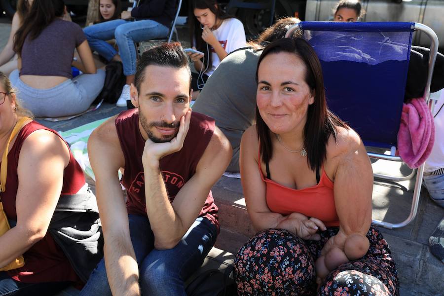 Los seguidores del cantante malagueño esperan en la Plaza de Toros de Granada para los conciertos de esta noche y mañana