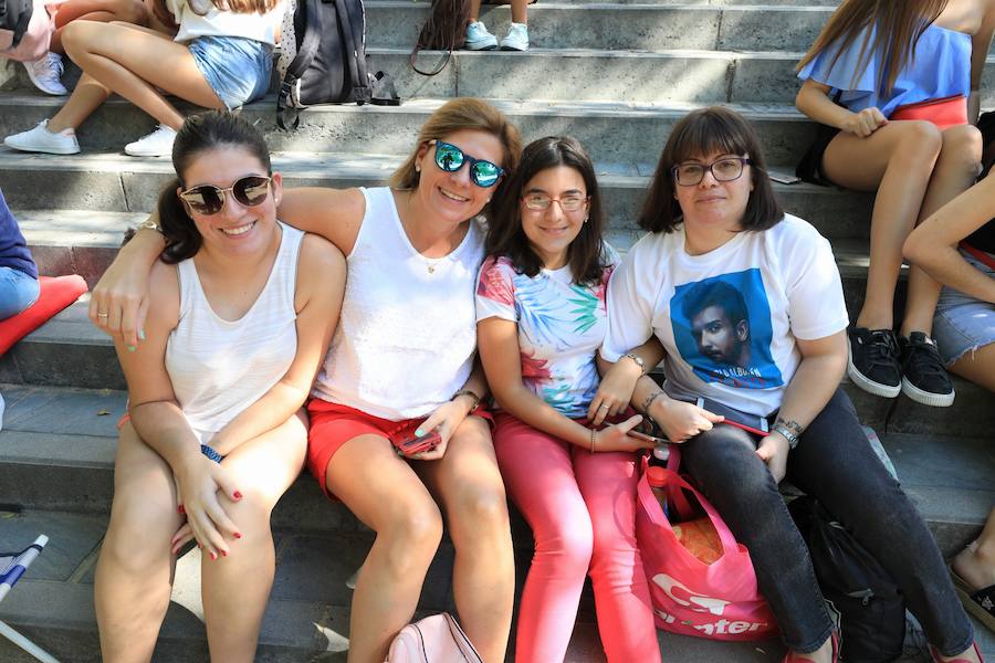 Los seguidores del cantante malagueño esperan en la Plaza de Toros de Granada para los conciertos de esta noche y mañana