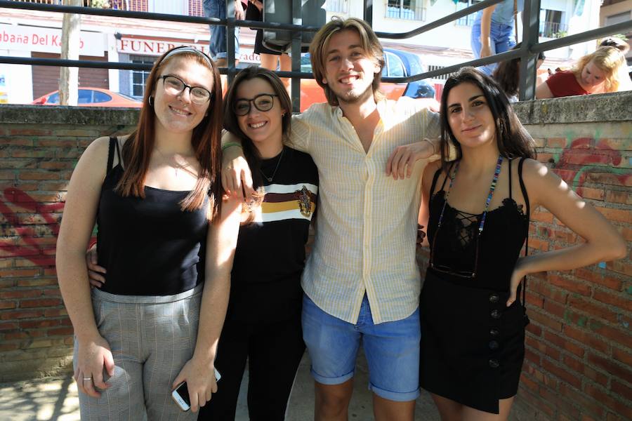 Los seguidores del cantante malagueño esperan en la Plaza de Toros de Granada para los conciertos de esta noche y mañana