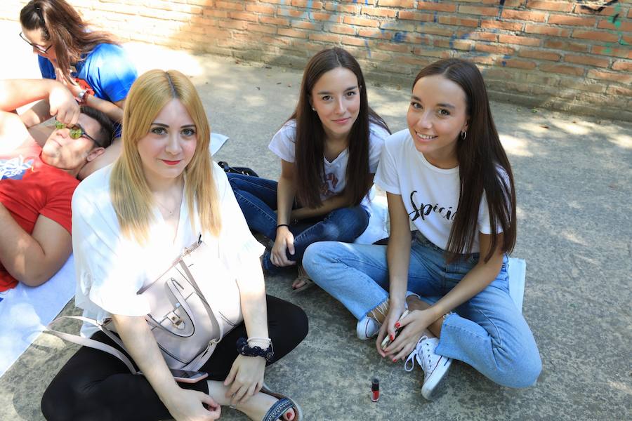 Los seguidores del cantante malagueño esperan en la Plaza de Toros de Granada para los conciertos de esta noche y mañana