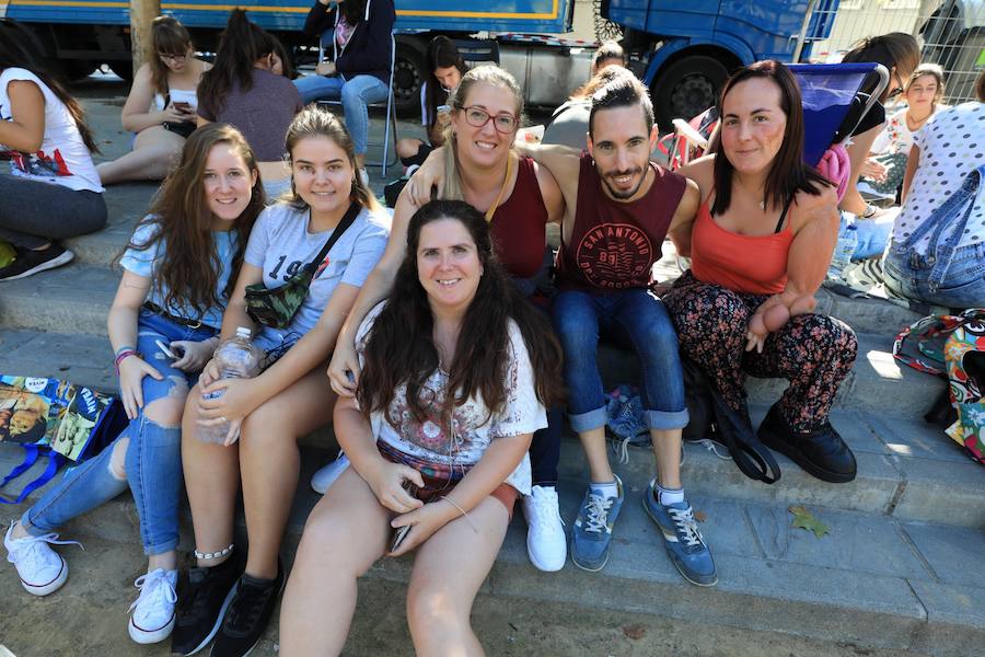 Los seguidores del cantante malagueño esperan en la Plaza de Toros de Granada para los conciertos de esta noche y mañana