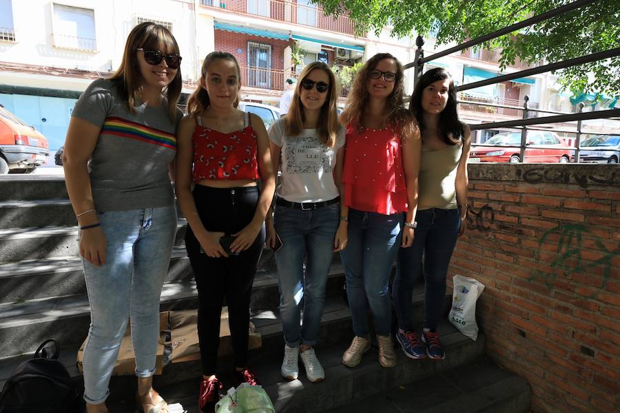 Los seguidores del cantante malagueño esperan en la Plaza de Toros de Granada para los conciertos de esta noche y mañana