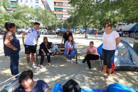 Los seguidores del cantante malagueño esperan en la Plaza de Toros de Granada para los conciertos de esta noche y mañana