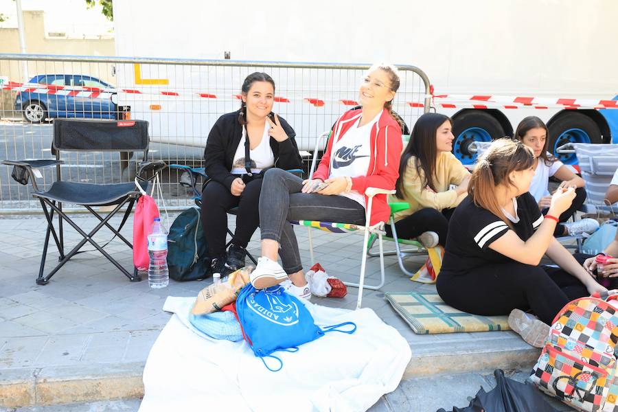 Los seguidores del cantante malagueño esperan en la Plaza de Toros de Granada para los conciertos de esta noche y mañana