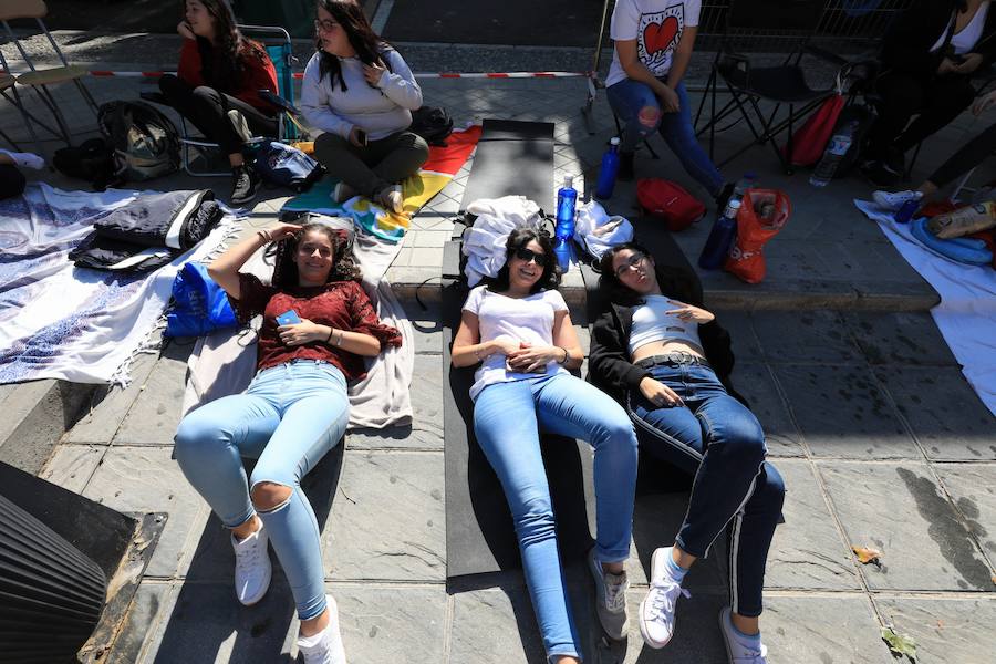 Los seguidores del cantante malagueño esperan en la Plaza de Toros de Granada para los conciertos de esta noche y mañana