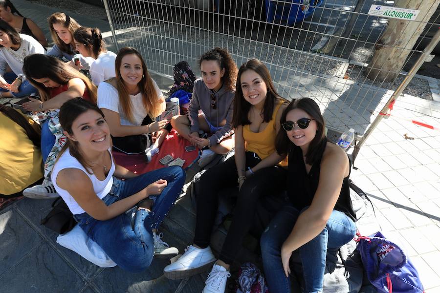 Los seguidores del cantante malagueño esperan en la Plaza de Toros de Granada para los conciertos de esta noche y mañana