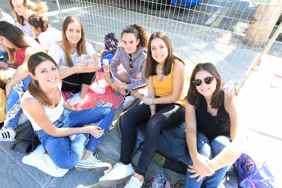 Los seguidores del cantante malagueño esperan en la Plaza de Toros de Granada para los conciertos de esta noche y mañana