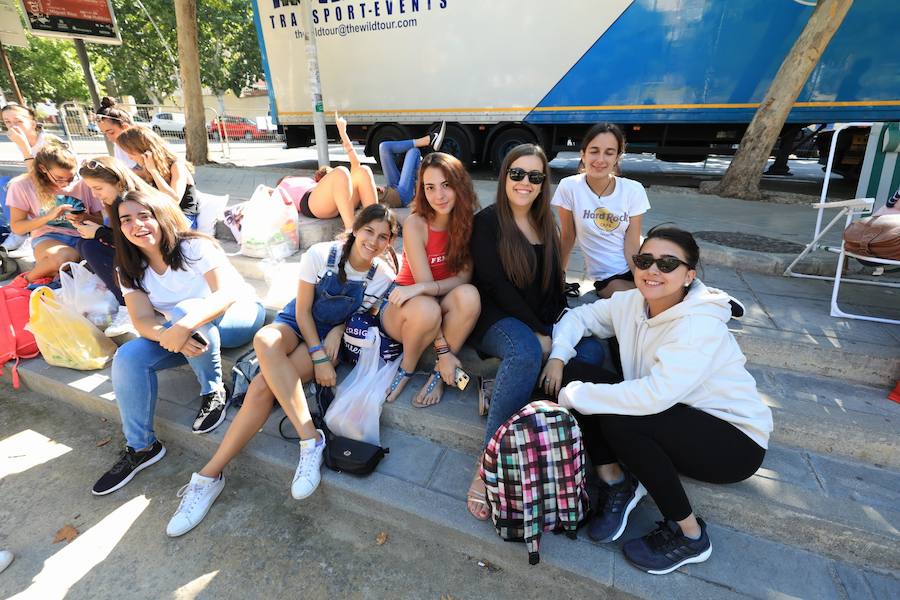 Los seguidores del cantante malagueño esperan en la Plaza de Toros de Granada para los conciertos de esta noche y mañana