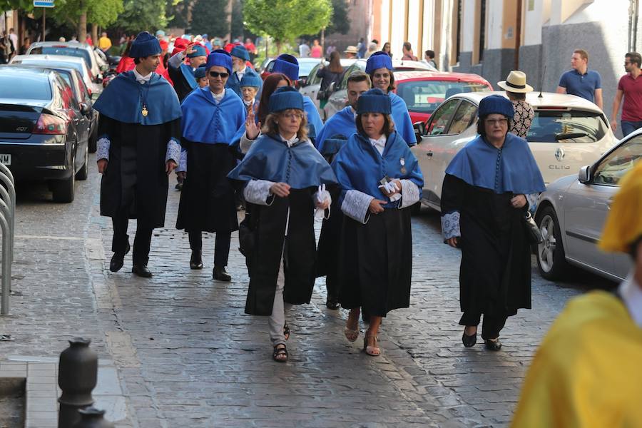 Procesión cívico-académica de docentes, estudiantado y personal de administración y servicios desde la Facultad de Derecho, Plaza de la Universidad, hasta el Hospital Real