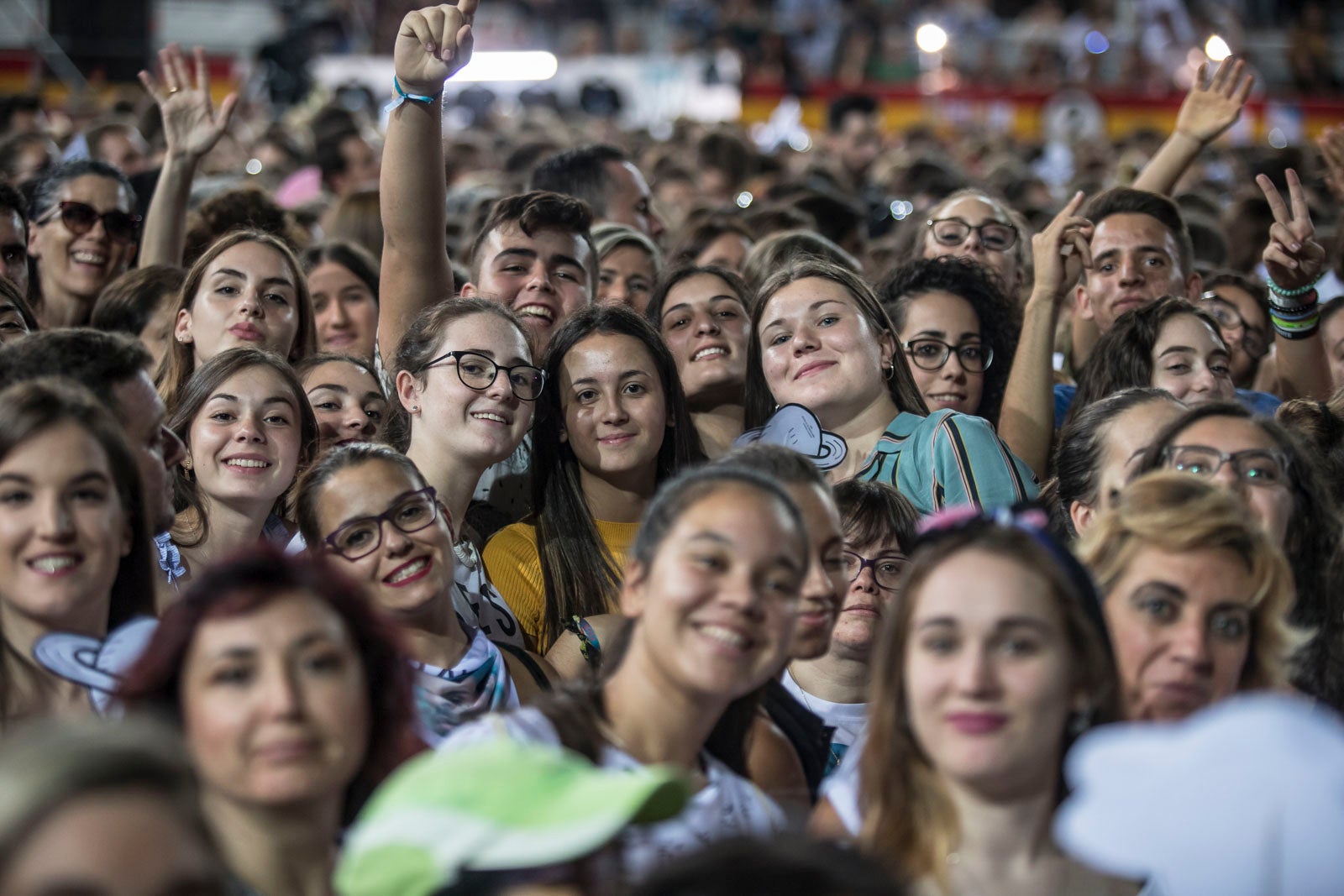 Un público entregado recibe a Pablo Alborán en el escenario granadino