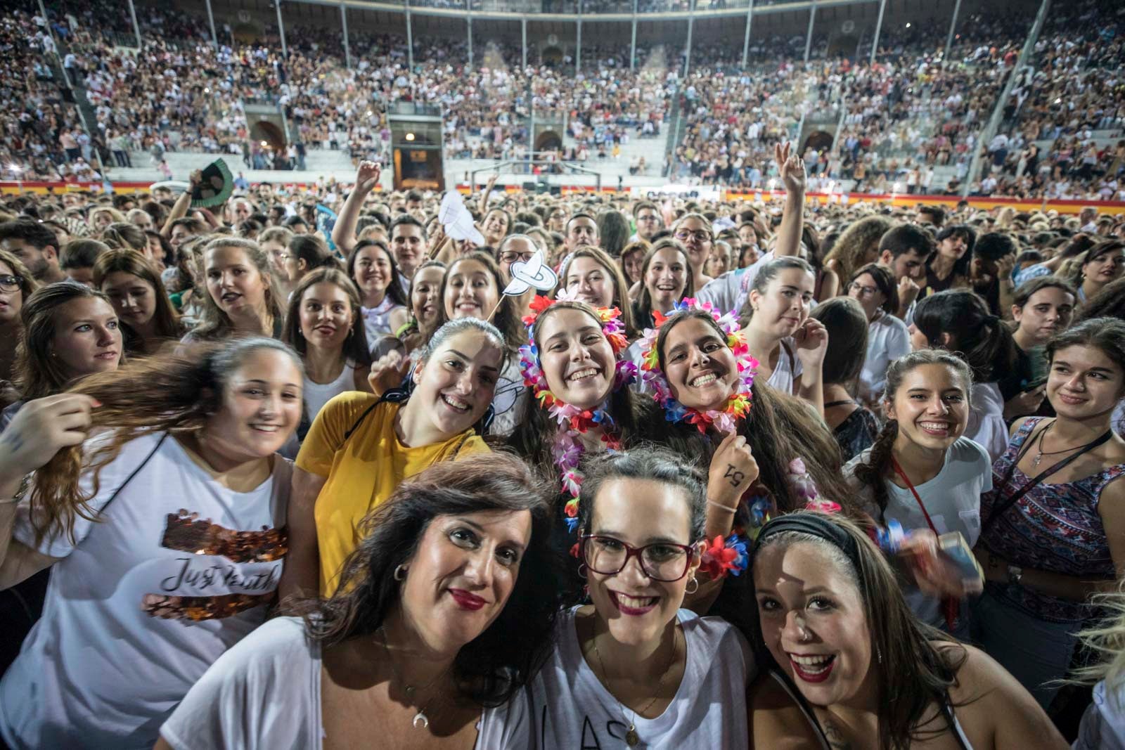 Un público entregado recibe a Pablo Alborán en el escenario granadino