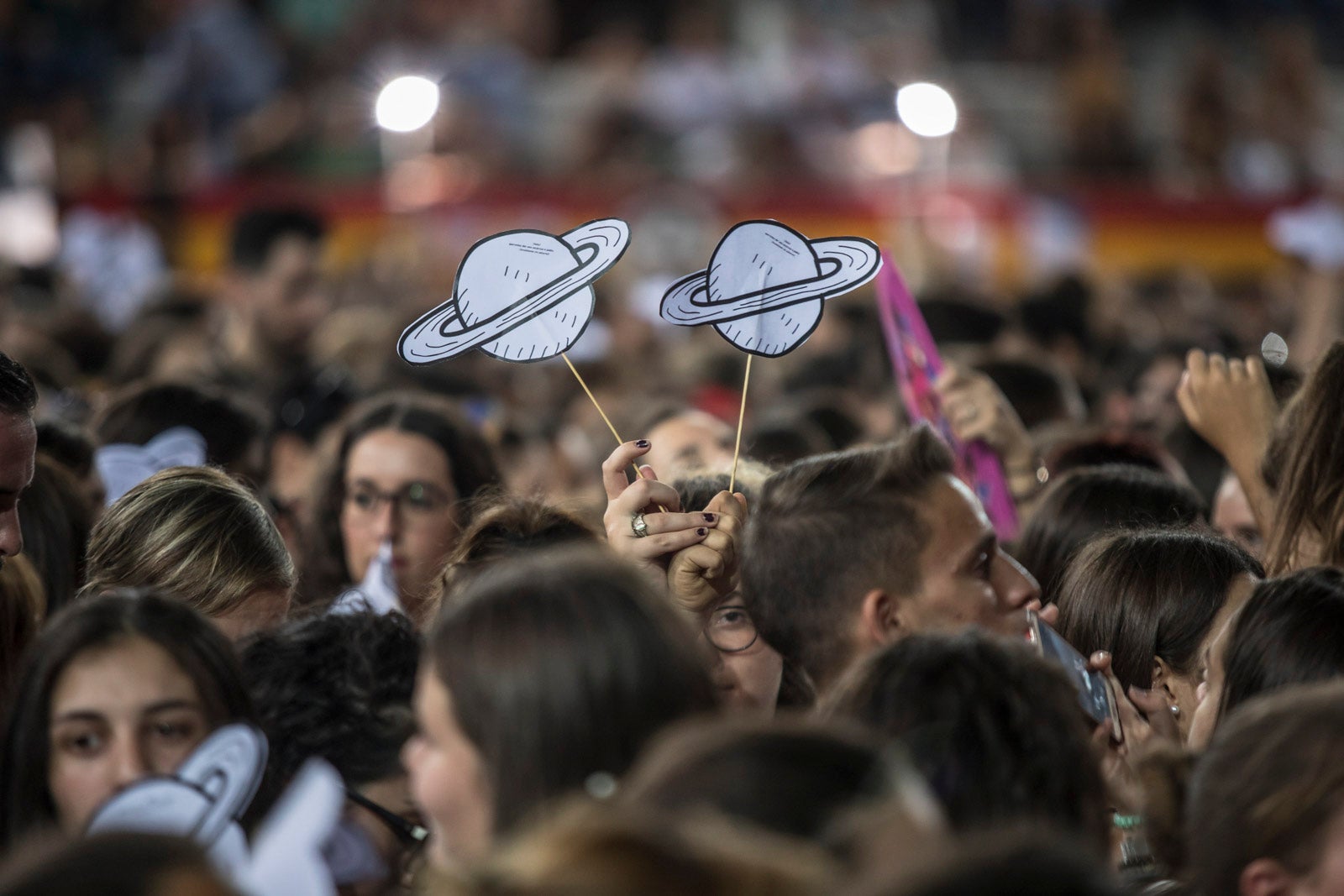 Un público entregado recibe a Pablo Alborán en el escenario granadino