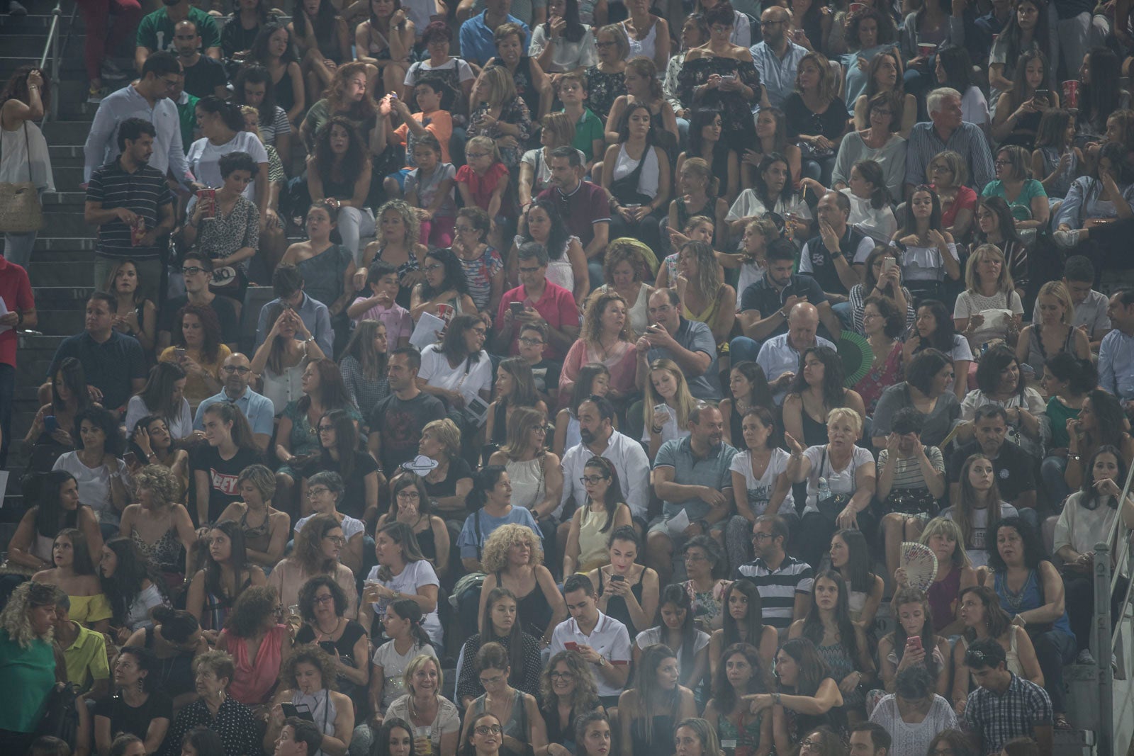 Un público entregado recibe a Pablo Alborán en el escenario granadino