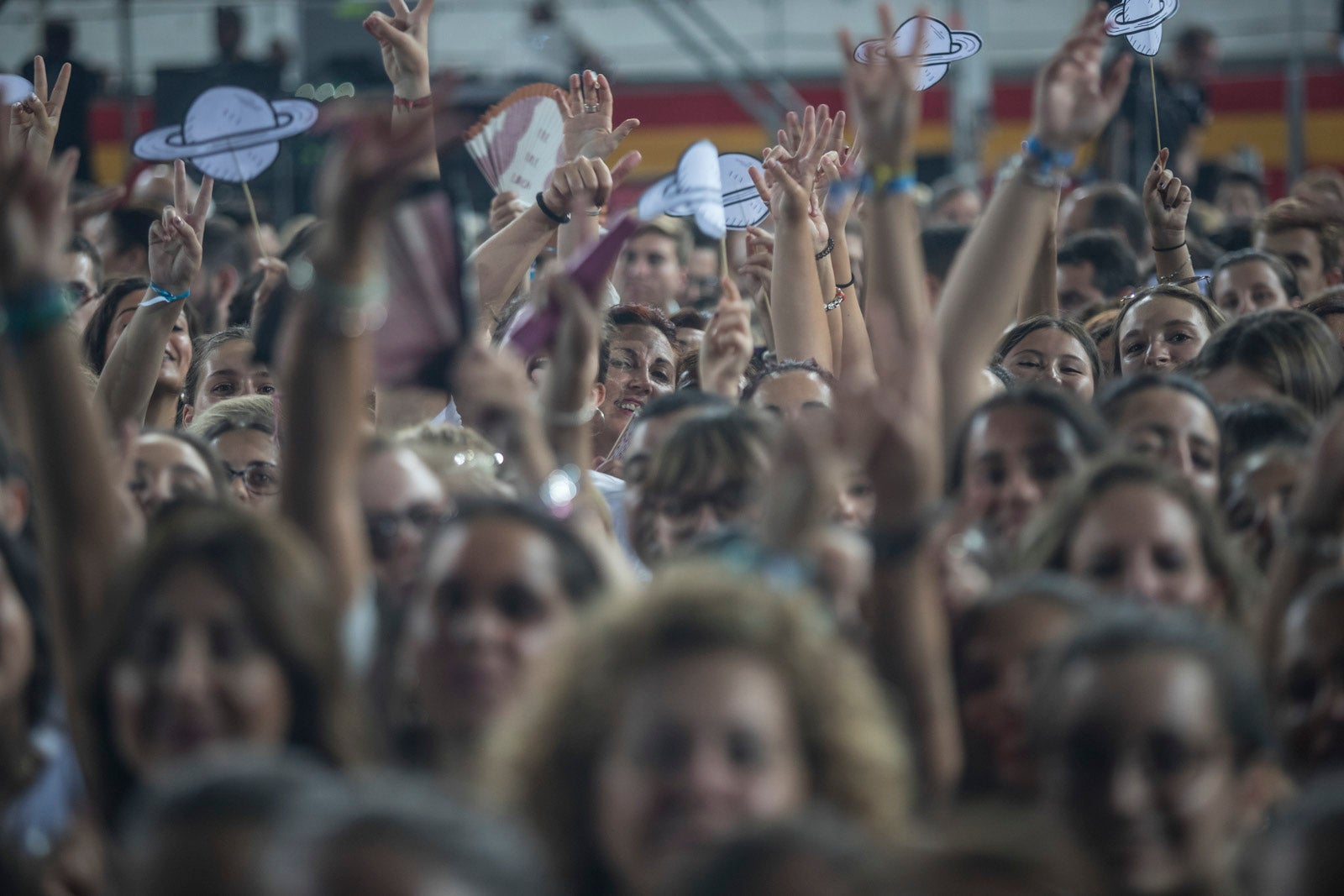 Un público entregado recibe a Pablo Alborán en el escenario granadino