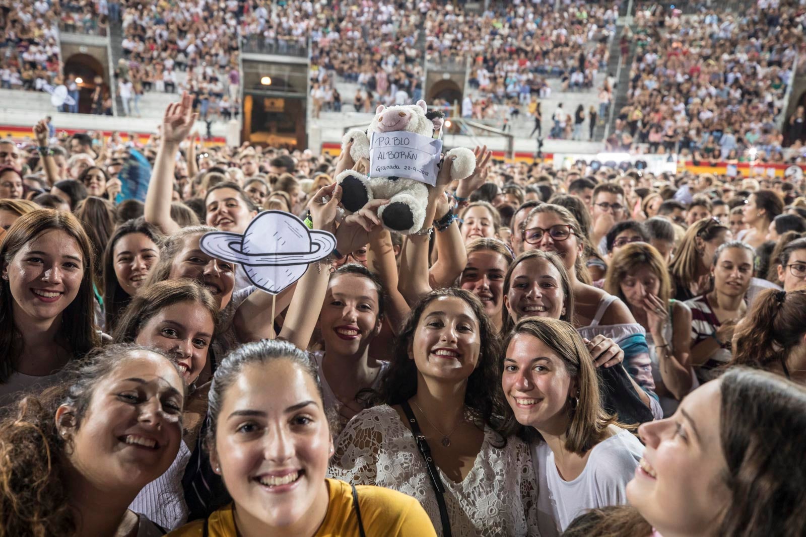 Un público entregado recibe a Pablo Alborán en el escenario granadino