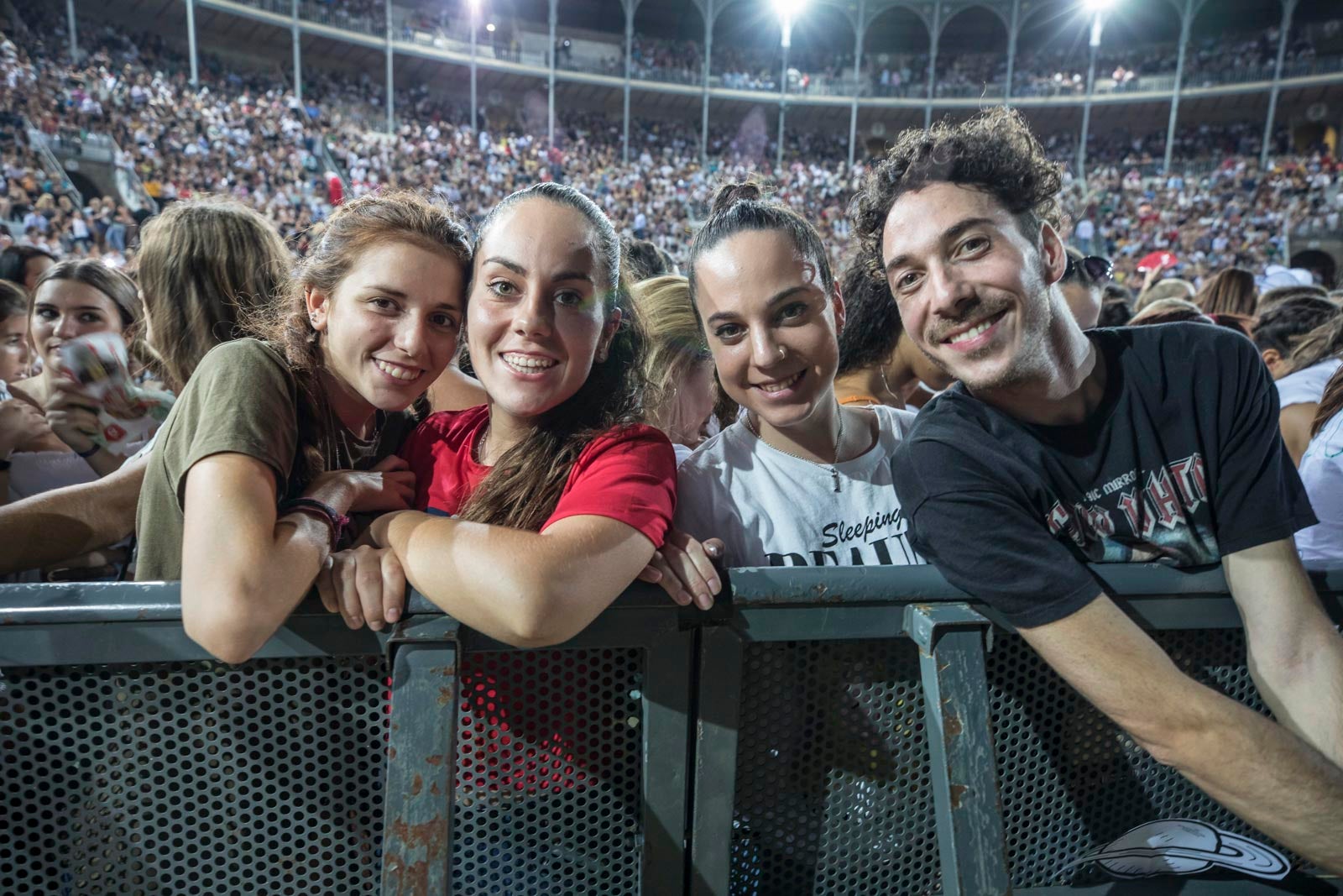 Un público entregado recibe a Pablo Alborán en el escenario granadino