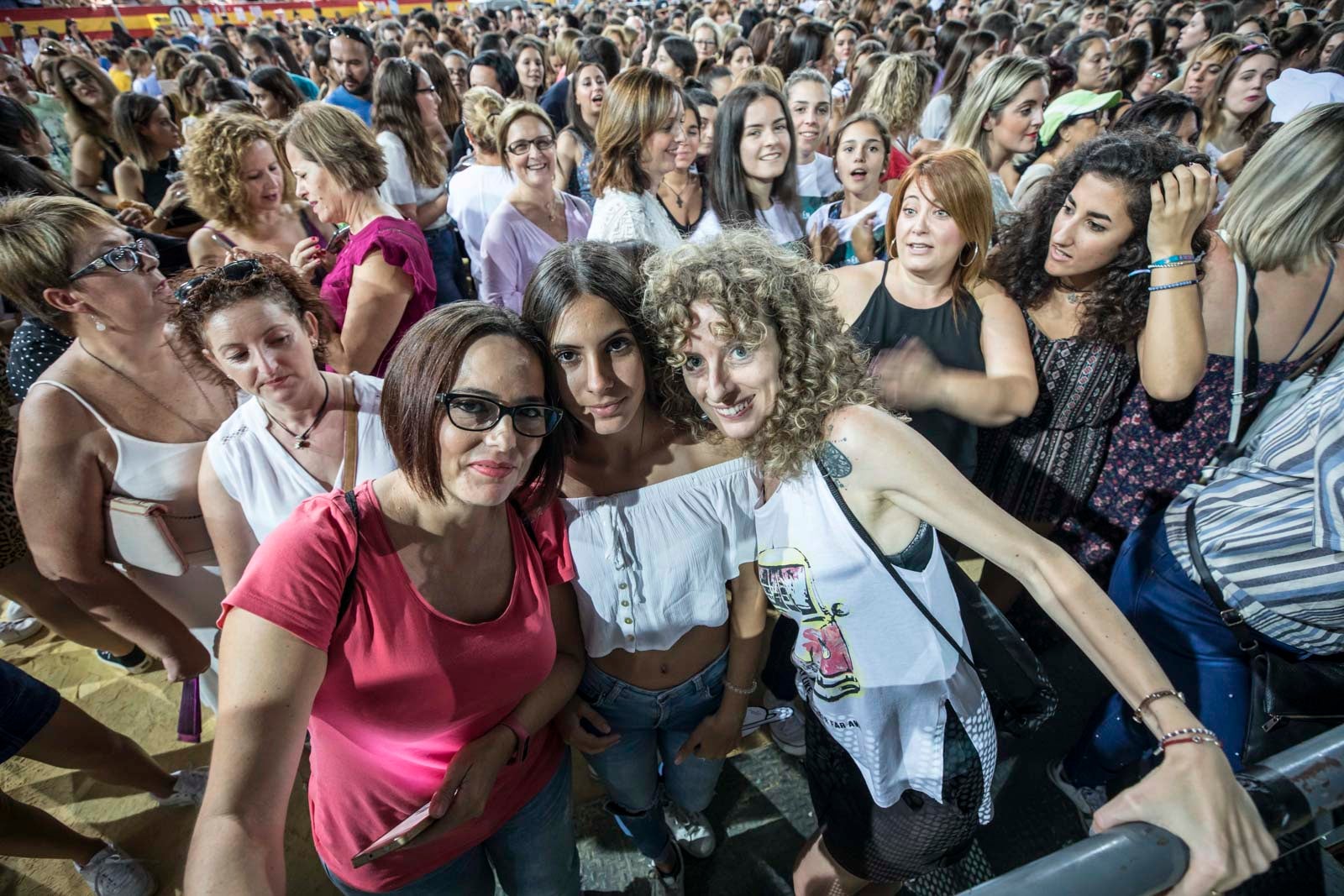 Un público entregado recibe a Pablo Alborán en el escenario granadino