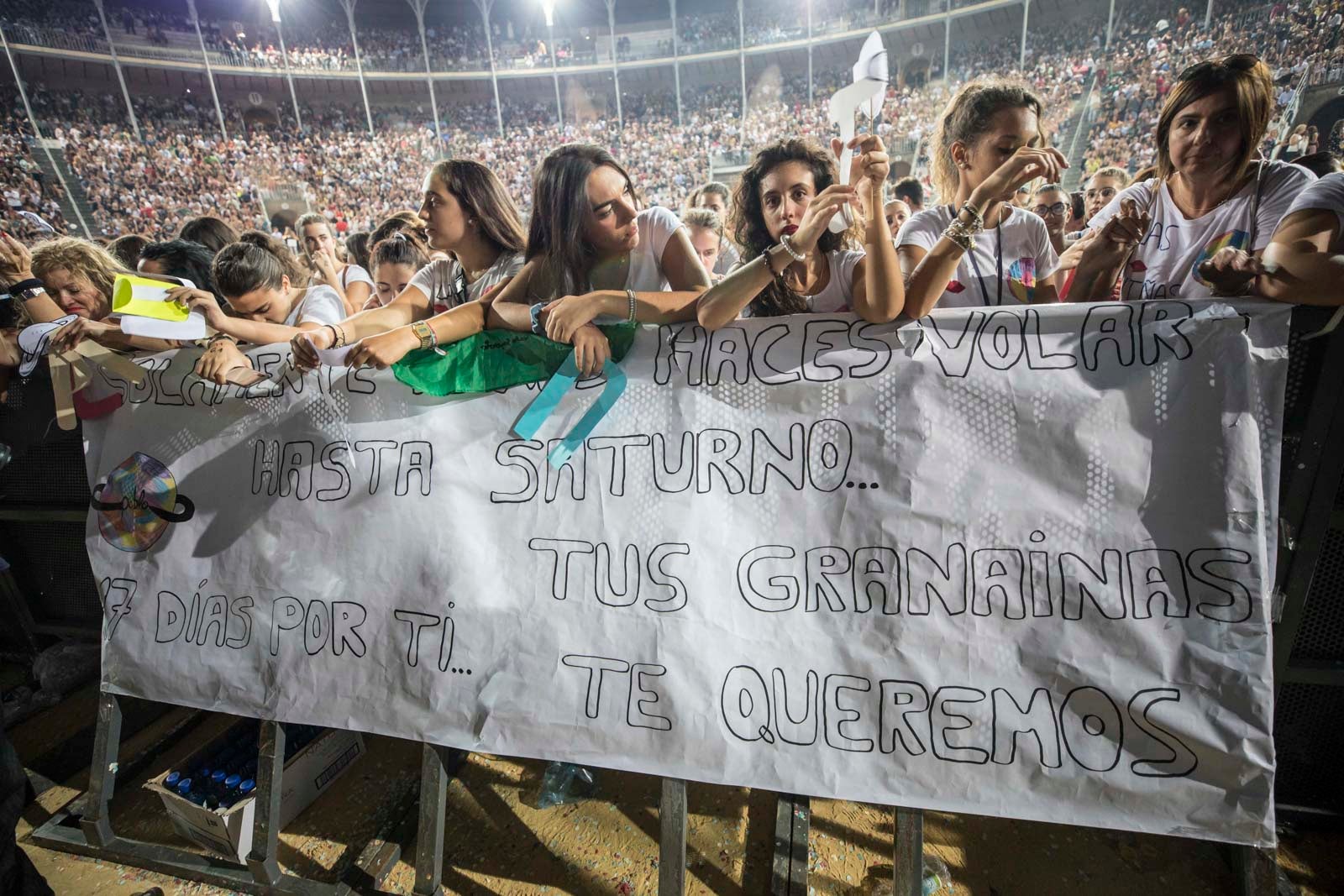 Un público entregado recibe a Pablo Alborán en el escenario granadino