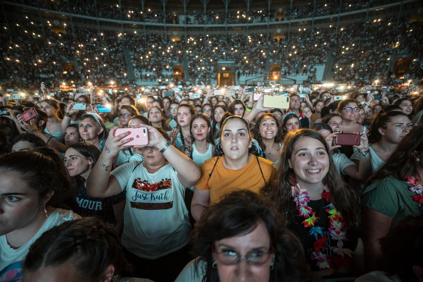 Un público entregado recibe a Pablo Alborán en el escenario granadino