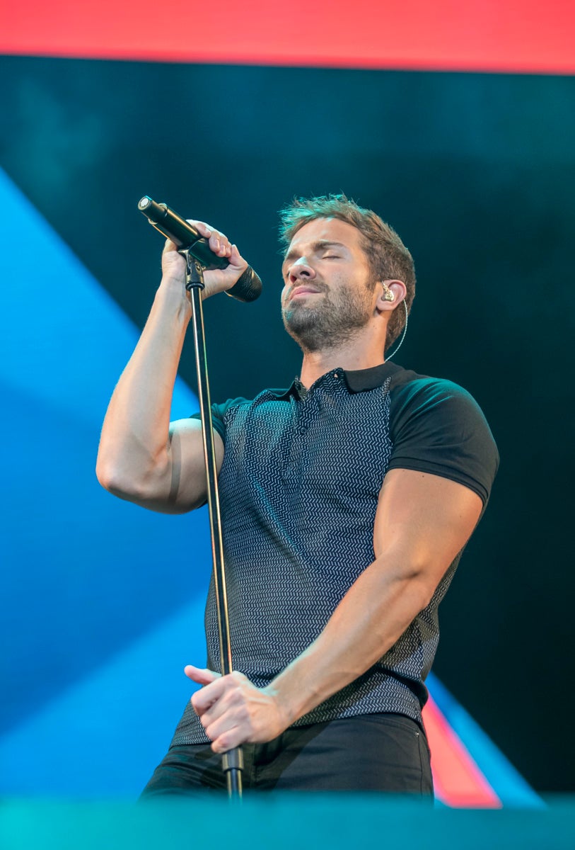 Un público entregado recibe a Pablo Alborán en el escenario granadino