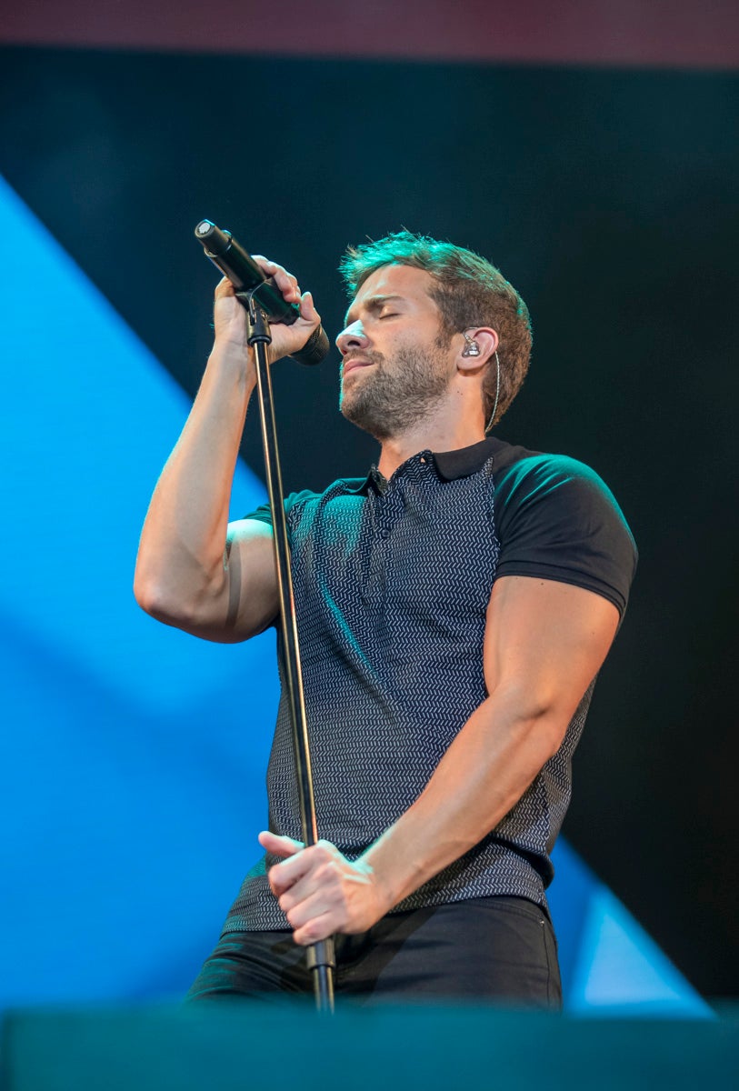 Un público entregado recibe a Pablo Alborán en el escenario granadino